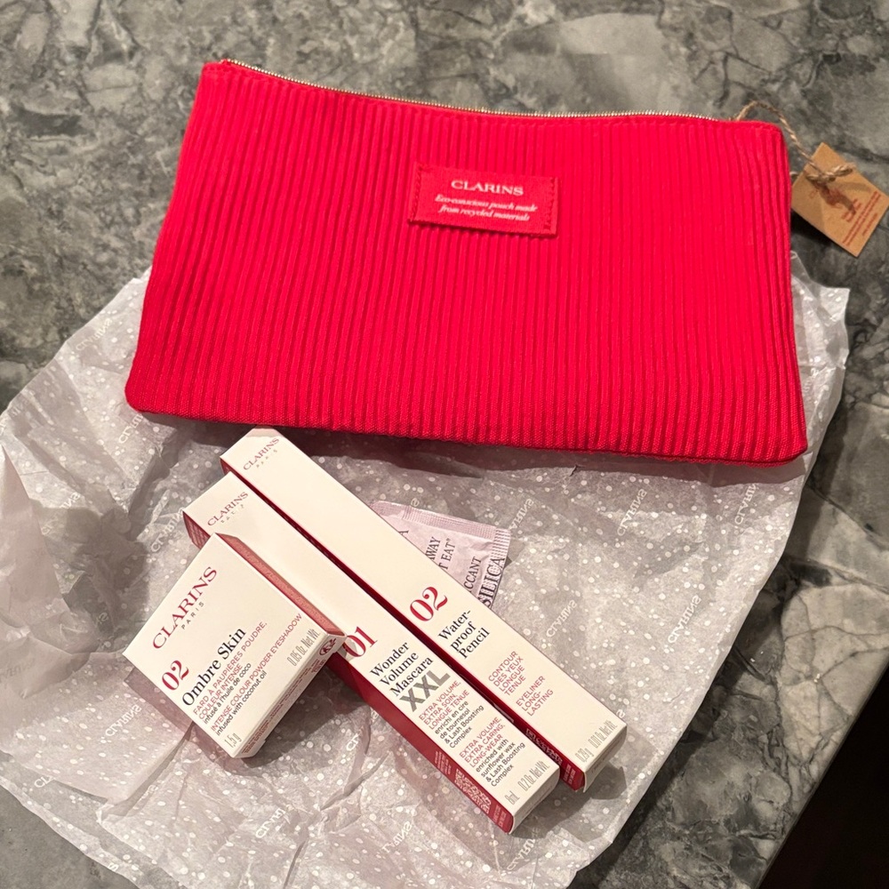 Clarins Gift Set - Picture 2 of 9